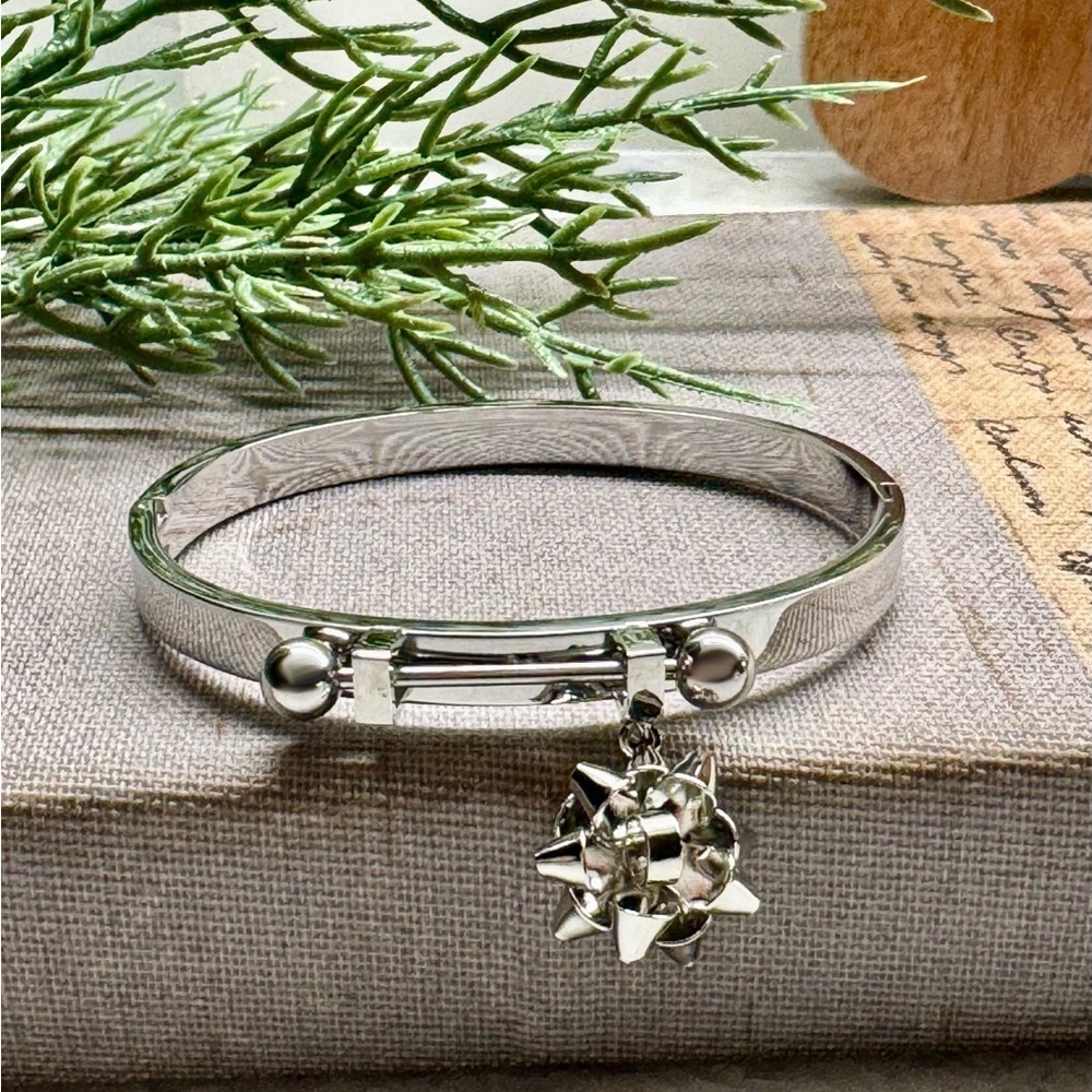 New Silver Tone Bow Birthday Holiday Hinged Bangle Bracelet - Size Small (7”)